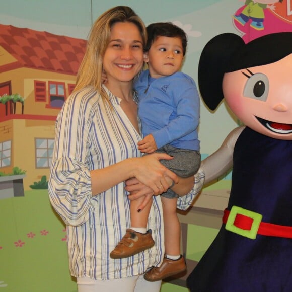 Fernanda Gentil leva o filho, Gabriel, em espetáculo infantil na Zona Oeste do Rio