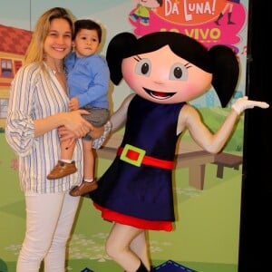 Fernanda Gentil e Gabriel posam com personagem de peça infantil