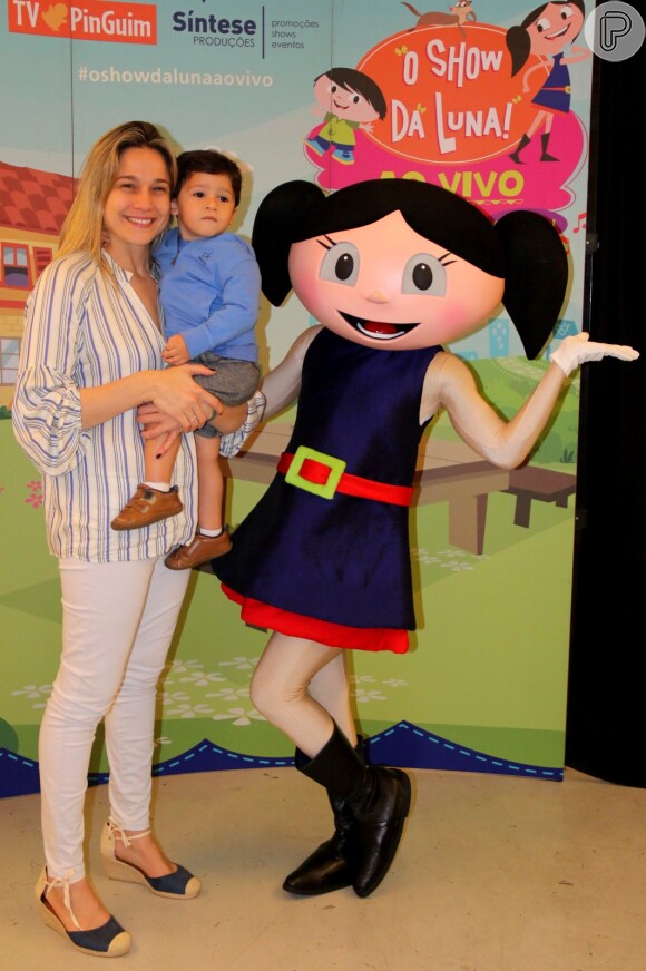 Fernanda Gentil e Gabriel posam com personagem de peça infantil