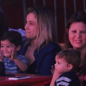 Fernanda Gentil vai ao circo com o filho, Gabriel, e a namorada, Priscila Montadon