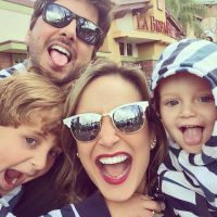 Claudia Leitte curte feriado com a família e faz 'selfie' com os filhos e marido