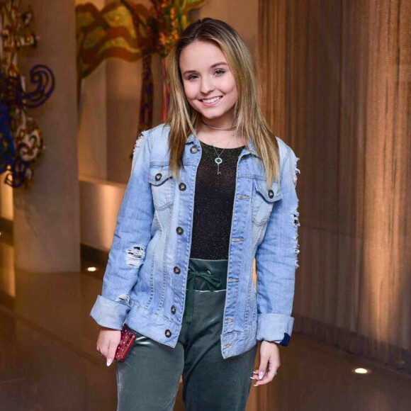 Larissa Manoela voltou a usar o cabelo natural após tirar mega-hair