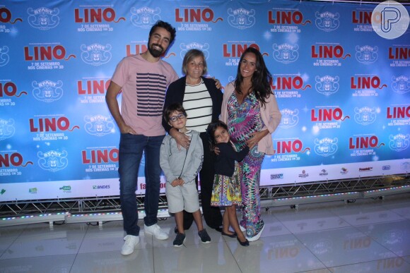 Ricardo Pereira levou os filhos Francisca, de 3 anos, e Vicente, de 5, para pré-estreia de filme no Rio de Janeiro neste domingo, 27 de agosto de 2017