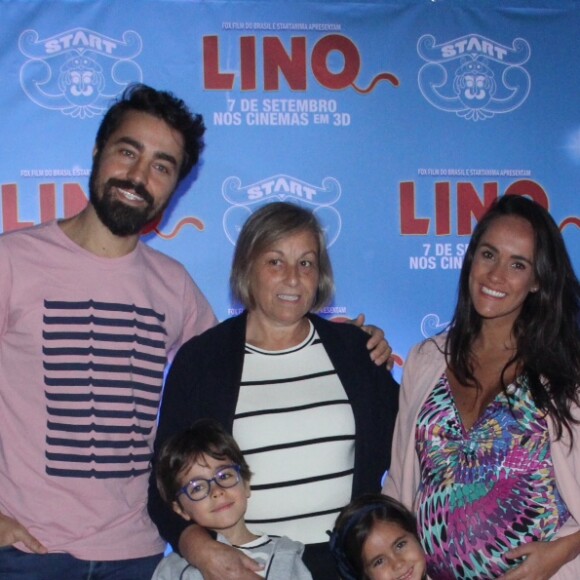 Ricardo Pereira levou os filhos Francisca, de 3 anos, e Vicente, de 5, para pré-estreia de filme no Rio de Janeiro neste domingo, 27 de agosto de 2017
