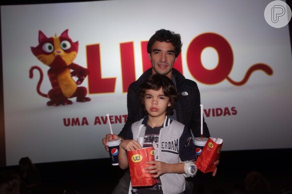 Caio Blat levou o filho Bento, de 7 anos, para pré-estreia de filme no Rio de Janeiro neste domingo, 27 de agosto de 2017
