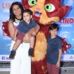 Dira Paes e mais famosos levam filhos para pré-estreia de filme no Rio. Fotos!