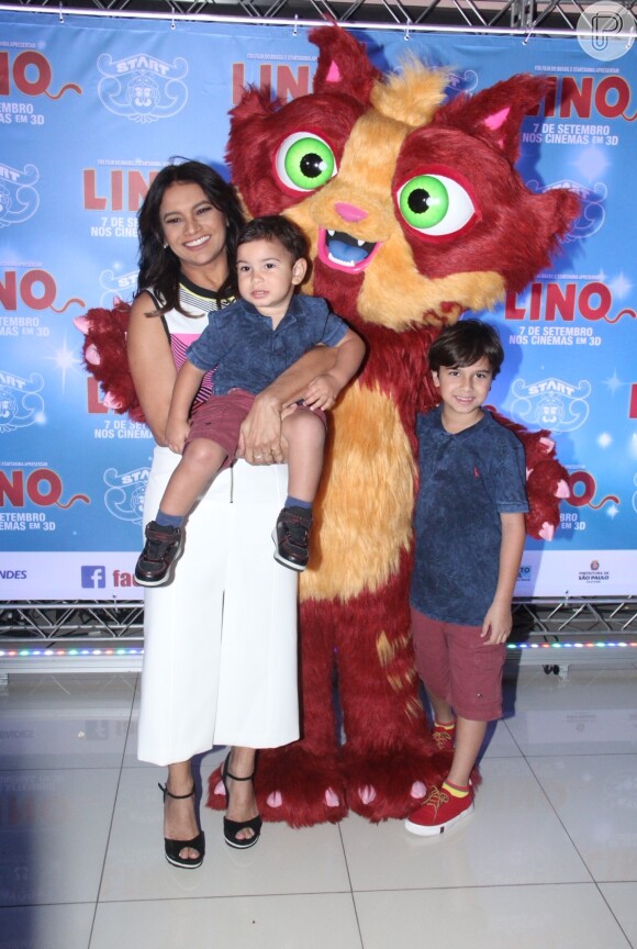 Dira Paes levou os filhos Inácio, de 9 anos, e Martim, de 1, para pré-estreia de filme no Rio de Janeiro neste domingo, 27 de agosto de 2017