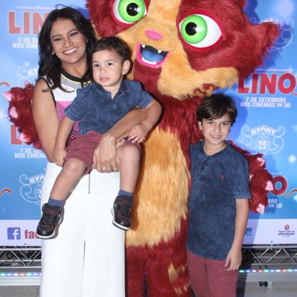 Dira Paes levou os filhos Inácio, de 9 anos, e Martim, de 1, para pré-estreia de filme no Rio de Janeiro neste domingo, 27 de agosto de 2017