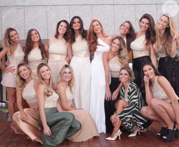 Marina Ruy Barbosa posou com as amigas que organizaram seu chá de lingerie