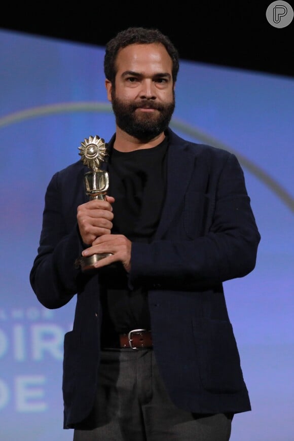 O diretor Fábio Meira recebe o prêmio de melhor Direção de Arte por Fernanda Carlucci no filme 'As Duas Irenes' no 45º Festival de Cinema de Gramado