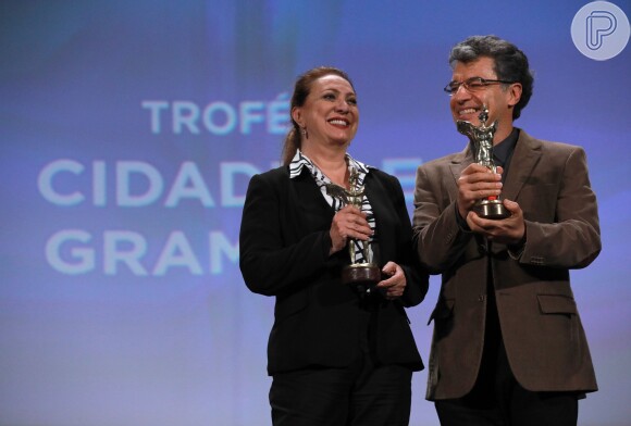 Eliane Giardini e Paulo Betti foram homenageados no 45º Festival de Cinema de Gramado pela contribuição à arte dramática no teatro, televisão e cinema brasileiros, na noite de sábado, 26 de agosto de 2017
