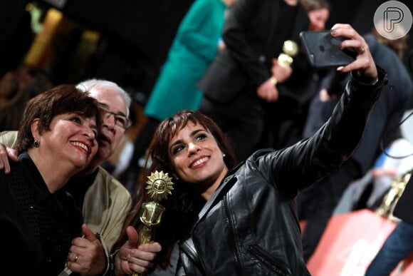 Maria Ribeiro comemora com fãs o prêmio de Melhor Atriz pela atuação em 'Como Nossos Pais' no 45° Festival de Cinema de Gramado