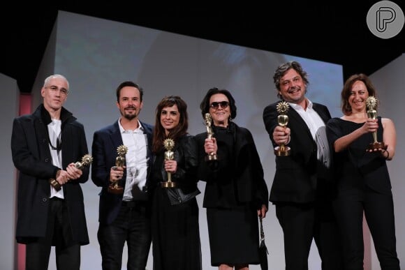 Equipe do filme 'Como Nossos Pais' recebe o prêmio de Melhor Filme Brasileiro no 45° Festival de Gramado: o longa-metragem de Laís Bodanzky levou seis estatuetas