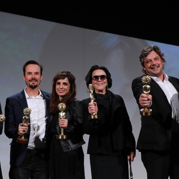 Equipe do filme 'Como Nossos Pais' recebe o prêmio de Melhor Filme Brasileiro no 45° Festival de Gramado: o longa-metragem de Laís Bodanzky levou seis estatuetas