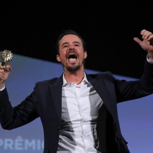 Paulo Vilhena recebe o prêmio de Melhor Ator pelo filme 'Como Nossos Pais'