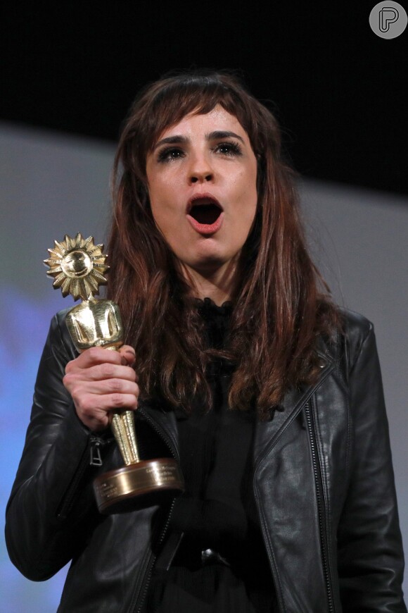 Maria Ribeiro recebe kikito de Melhor Atriz pela atuação no filme 'Como Nossos Pais' e puxa a orelha do ex-marido, Paulo Betti, que estava na plateia