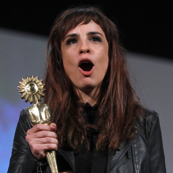 Maria Ribeiro recebe kikito de Melhor Atriz pela atuação no filme 'Como Nossos Pais' e puxa a orelha do ex-marido, Paulo Betti, que estava na plateia