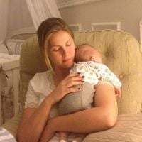 Ana Hickmann coloca o filho, Alexandre, para dormir: 'Final da mamada'