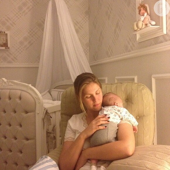 Ana Hickmann amamenta o filho, Alexandre, e coloca o bebê para dormir. A foto foi publicada no Instagram em 18 de abril de 2014
