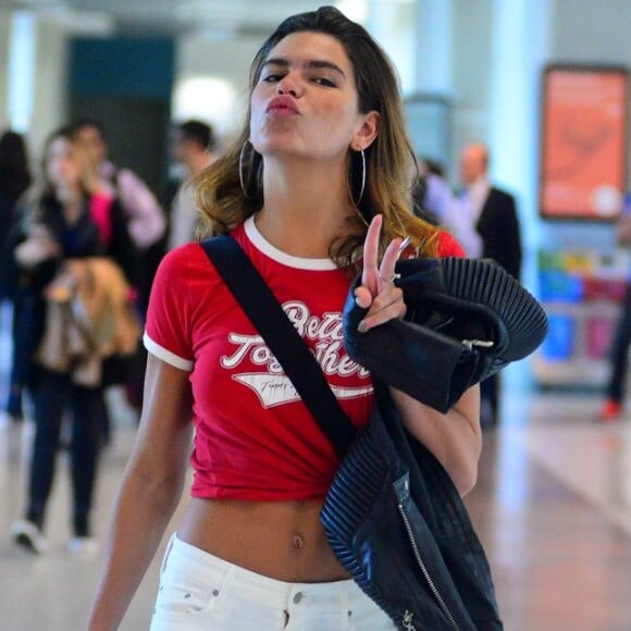 Mariana Goldfarb fez biquinho para os fotógrafos ao passar pelo aeroporto Santos Dumont