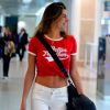 Mariana Goldfarb deixou a barriga sarada à mostra no aeroporto