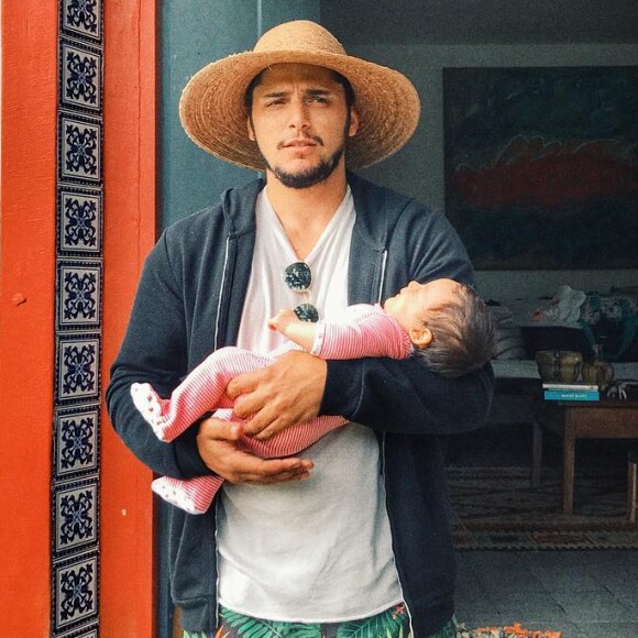 Bruno Gissoni postou vídeo em que aparece conversando com a filha, Madalena