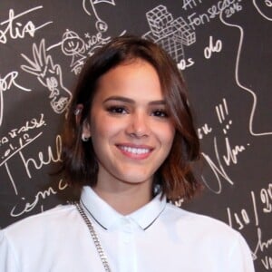 Bruna Marquezine apareceu de roupão na filmagem de amigos