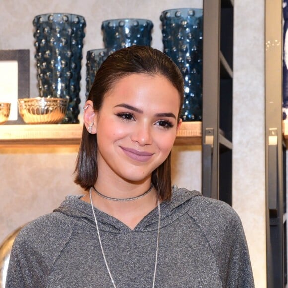 'Veio à tona, foi à lona, foi K.O.', canta Bruna Marquezine no vídeo compartilhado por amigo