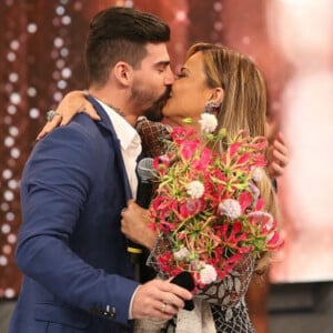 Viviane Araujo foi pedida em casamento por Radamés em dezembro de 2015, no 'Domingão do Faustão'