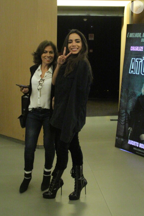 Anitta conferiu a pré-estreia de 'Atômica' com a mãe, Mirian Macedo