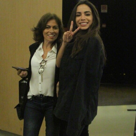 Anitta conferiu a pré-estreia de 'Atômica' com a mãe, Mirian Macedo