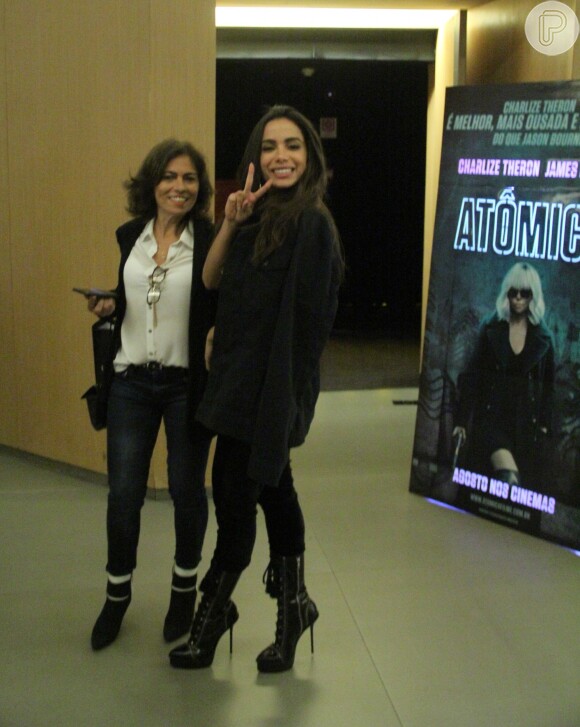Anitta apostou em uma bota da grife À La Garçonne para ir ao cinema com a mãe, Mirian Macedo