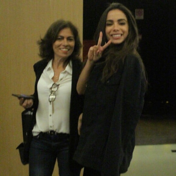 Anitta apostou em uma bota da grife À La Garçonne para ir ao cinema com a mãe, Mirian Macedo