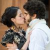 Pedro (Caio Castro) recrimina Domitila (Agatha Moreira) por mandar sequestrá-lo, mas ela o 'rende' com um beijo, na novela 'Novo Mundo'