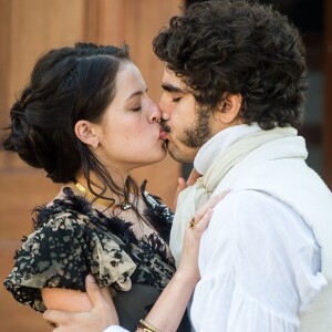 Pedro (Caio Castro) recrimina Domitila (Agatha Moreira) por mandar sequestrá-lo, mas ela o 'rende' com um beijo, na novela 'Novo Mundo'