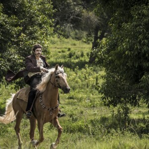 Dom Pedro (Caio Castro) é surpreendido pelos sequestradores enquanto anda a cavalo por uma estrada, na novela 'Novo Mundo'