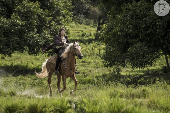 Dom Pedro (Caio Castro) é surpreendido pelos sequestradores enquanto anda a cavalo por uma estrada, na novela 'Novo Mundo'