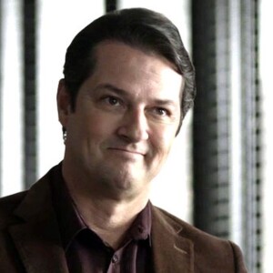 Malagueta (Marcelo Serrado) encontra um envelope escondido no fundo falso do chapéu e descobre que são provas do inquérito da primeira mulher de Eric (Mateus Solano), na novela 'Pega Pega'