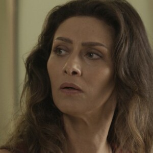 Joyce (Maria Fernanda Cândido) desconfia de que o filho de Irene (Débora Falabella) é Eugênio (Dan Stulbach), na novela 'A Força do Querer'