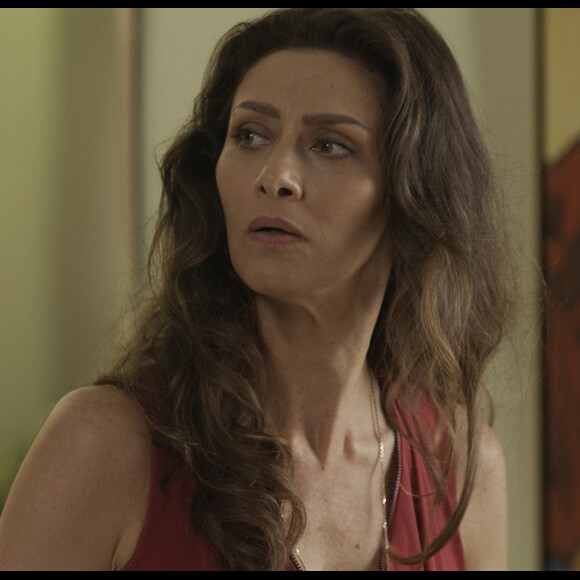 Joyce (Maria Fernanda Cândido) desconfia de que o filho de Irene (Débora Falabella) é Eugênio (Dan Stulbach), na novela 'A Força do Querer'