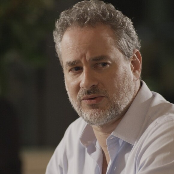 Eugênio (Dan Stulbach) confessa para Joyce (Maria Fernanda Cândido) que é o pai do filho que Irene (Débora Falabella) espera, na novela 'A Força do Querer'