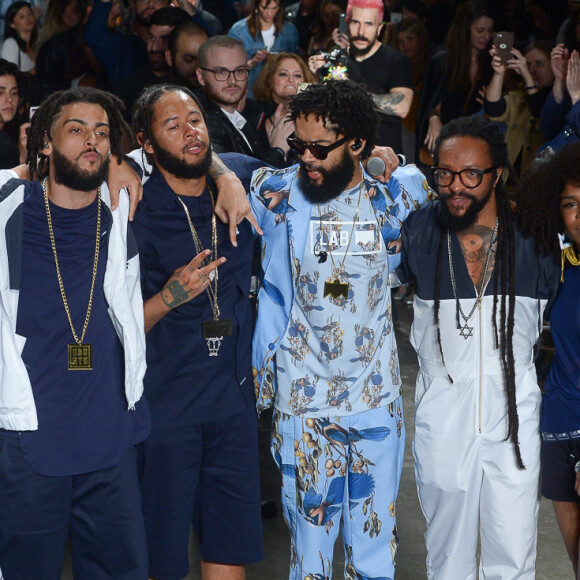 Emicida e o irmão, Evandro Fióti, aparecem na passarela ao fim do desfile