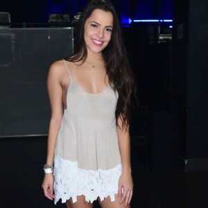 Na pré-estreia do filme de 'Como Nossos Pais', com Maria Ribeiro no elenco, Emilly Araújo contou que está próxima da esposa de Caio Blat