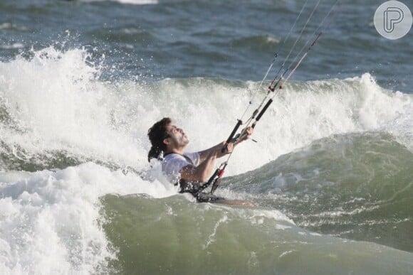 Já na água, Thiago esperou a pipa subir para começar a surfar