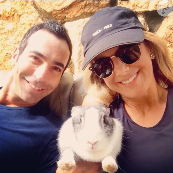 Ticiane Pinheiro passa primeira Páscoa com namorado, o jornalista César Tralli, e posta 'selfie' no Instagram, neste domingo, 20 de abril de 2014, com a seguinte legenda: 'Um selfie com o coelhinho da Páscoa'