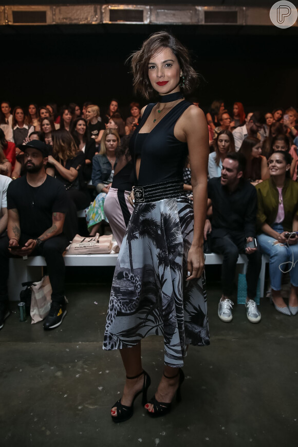 Vera Viel combinou o body decotado Tigresse com saia midi rodada e estampada da mesma marca na São Paulo Fashion Week