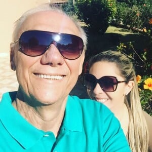 Marcelo Rezende reclamou da solidão após a namorada, Luciana Lacerda, viajar para os Estados Unidos