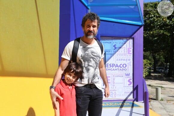 Eriberto Leão chega ao Espaço Encantado para o aniversário dos filhos de Regiane Alves com o filho João, de 6 anos. A mulher do ator, Andréa Leal, está grávida do segundo filho do casal