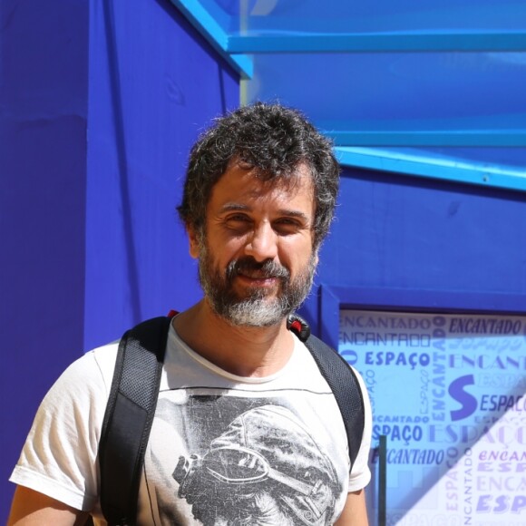 Eriberto Leão chega ao Espaço Encantado para o aniversário dos filhos de Regiane Alves com o filho João, de 6 anos. A mulher do ator, Andréa Leal, está grávida do segundo filho do casal