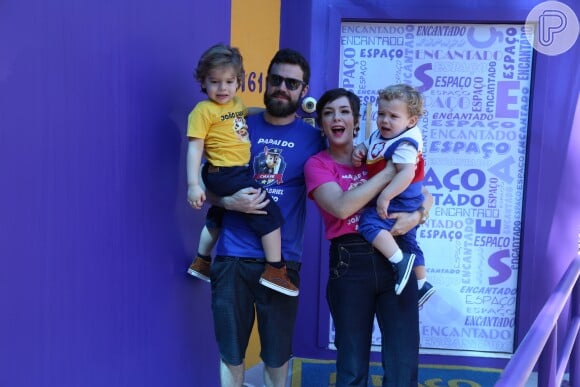 Regiane Alves e o marido, João Gomez, celebram o aniversário dos filhos João Gabriel, de 3 anos, e Antonio, de 2, no Rio de Janeiro
